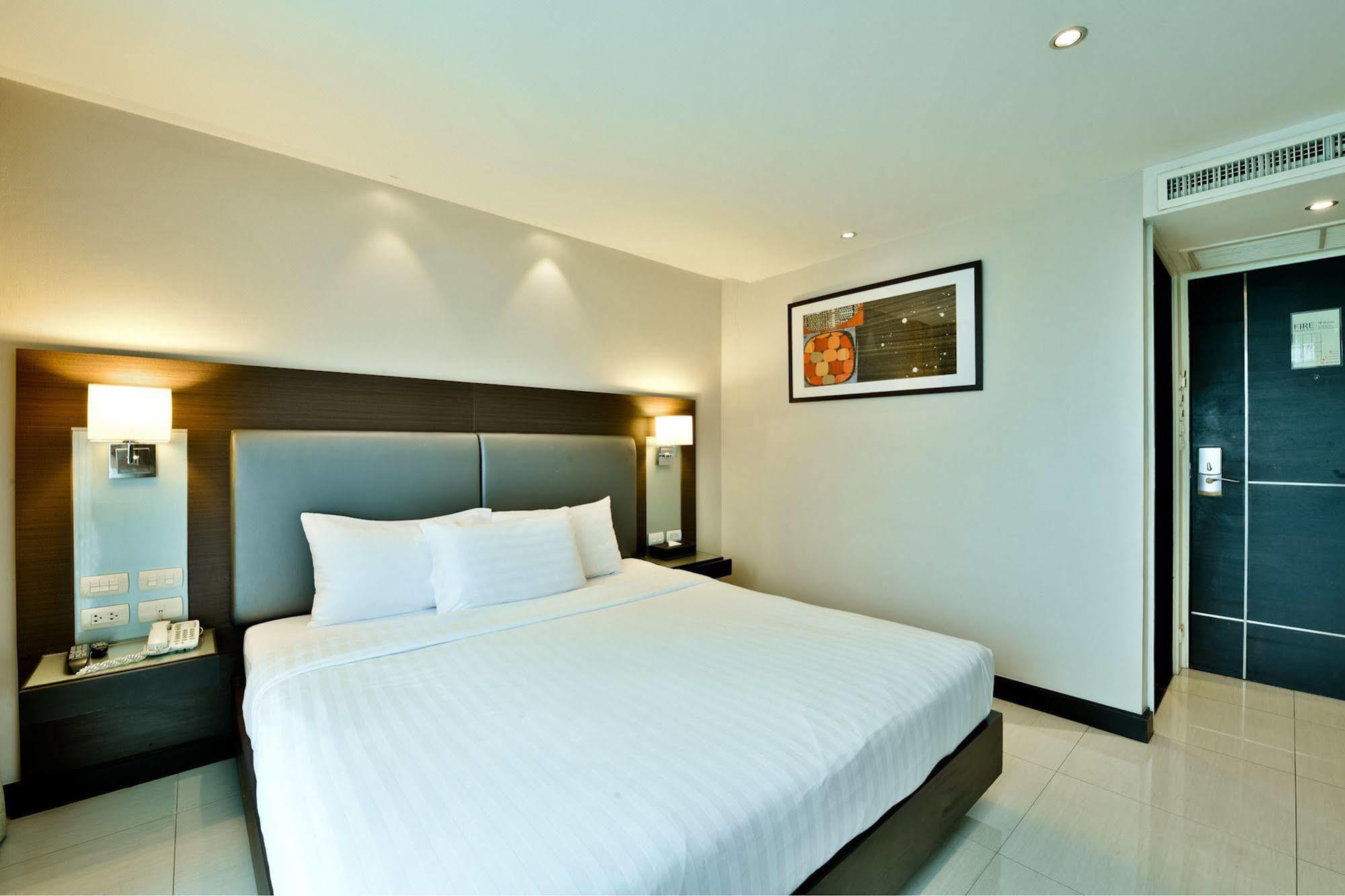 The Prestige Nana Hotel Bangkok Exterior photo